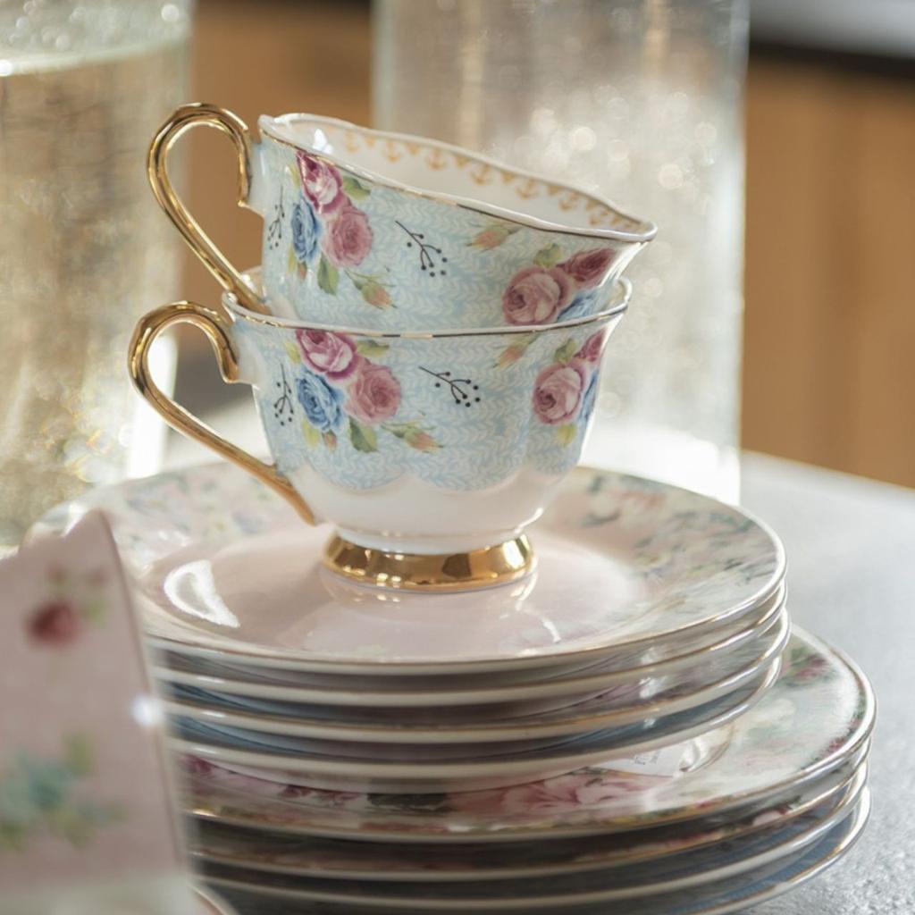 Elegant tea cups and saucers porcelain set